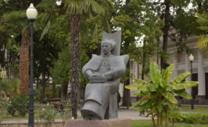 Памятник Д. Гулиа