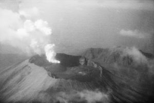Publiziert in: Mittelholzer, W.: Mittelmeerflug, 1930, Bildlegende: Vesuv, aus 1800 m
