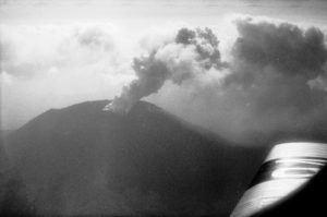 Publiziert in: Mittelholzer, W.: Mittelmeerflug, 1930, Bildlegende: Vesuv, aus 1200 m
